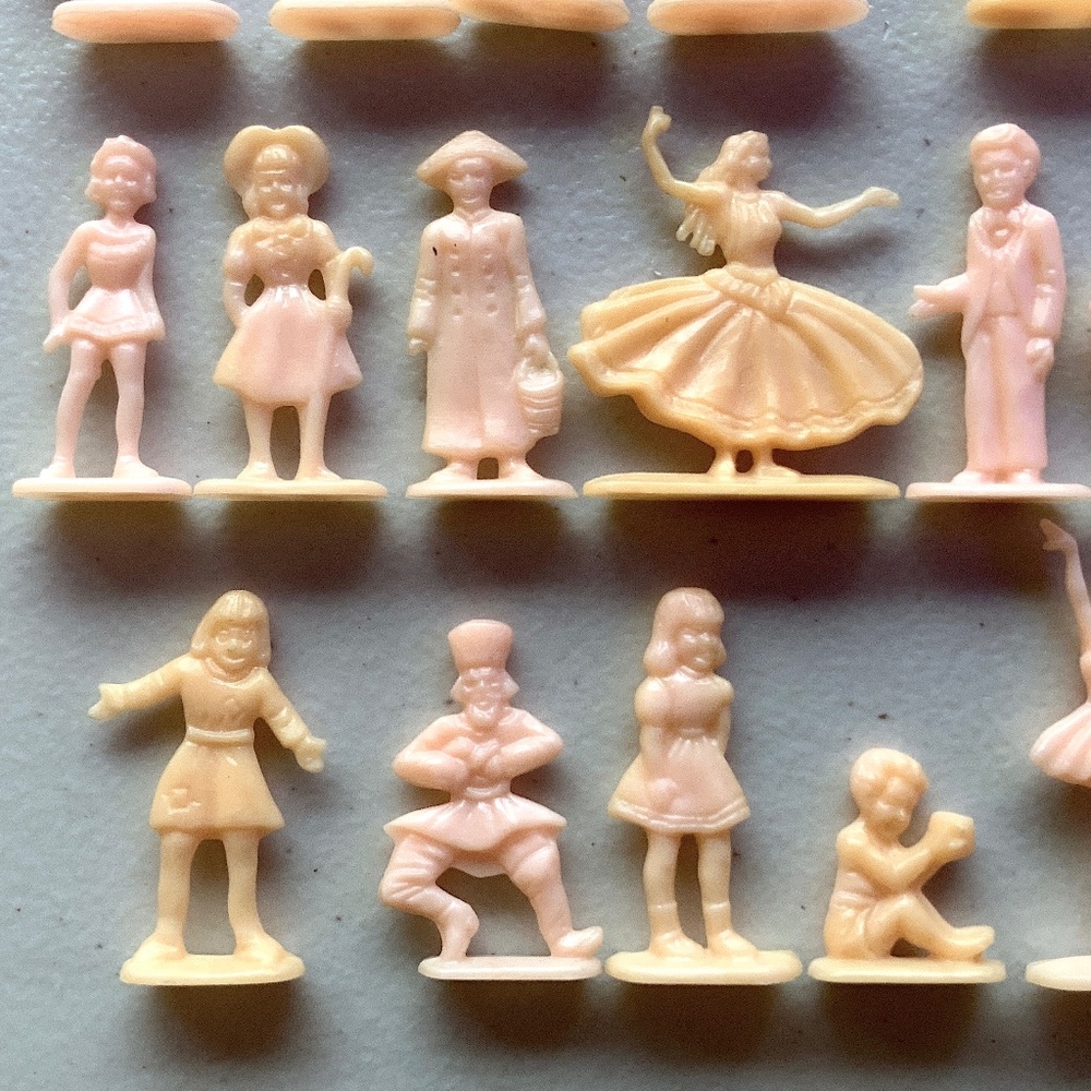 Tiny Dancers / Old Pink Plastic Figures / Eclectic wackystuff - Picture 3 of 5